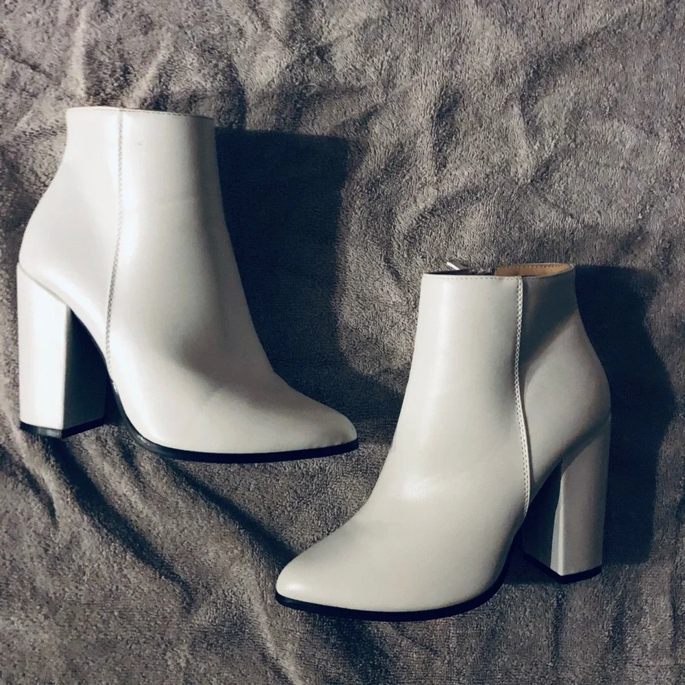 Elegant White Ankle Boots - Picture 1 of 8